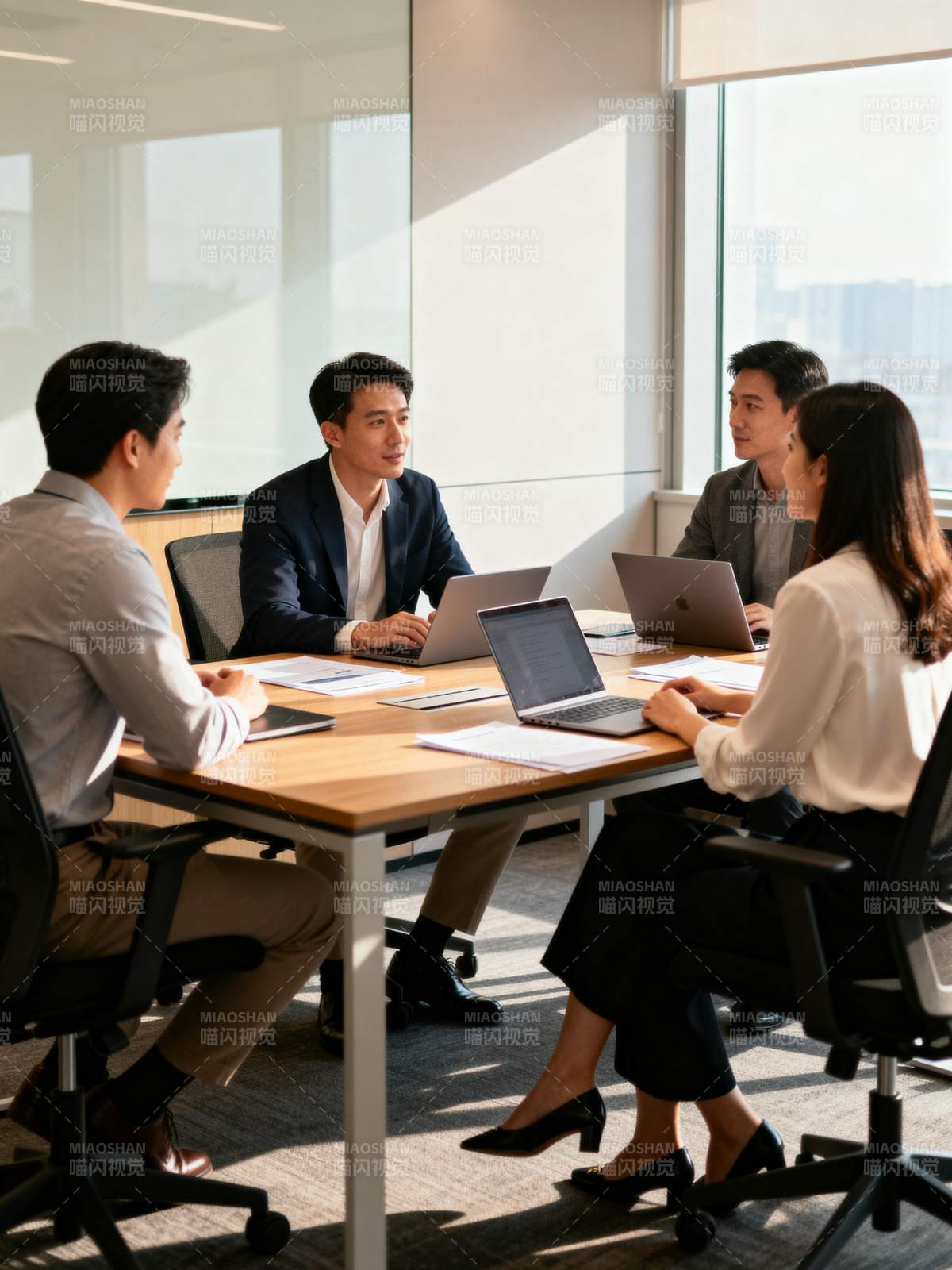 商务会议进行中图片