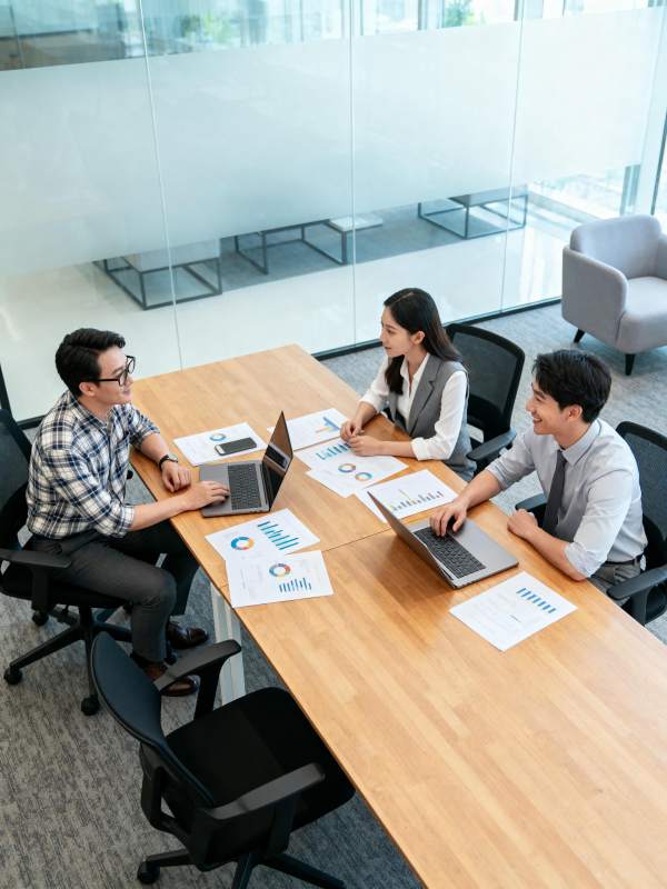 商务会议讨论中图片