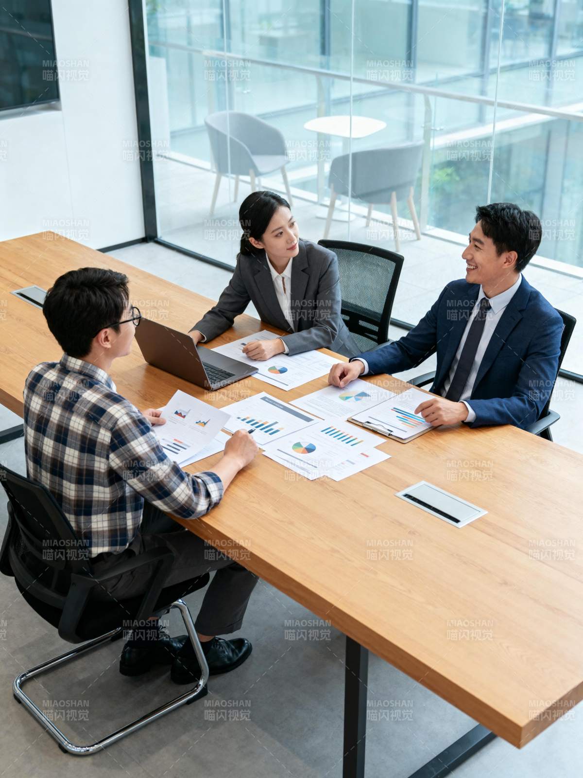 商务会议讨论中图片