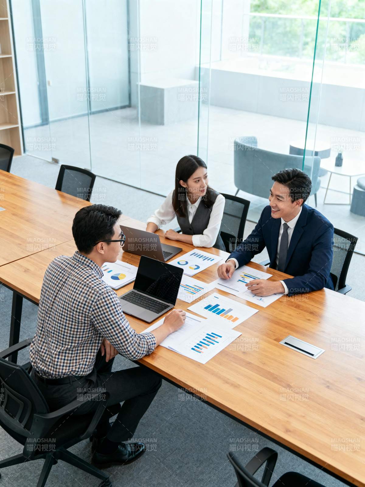 商务会议讨论中图片