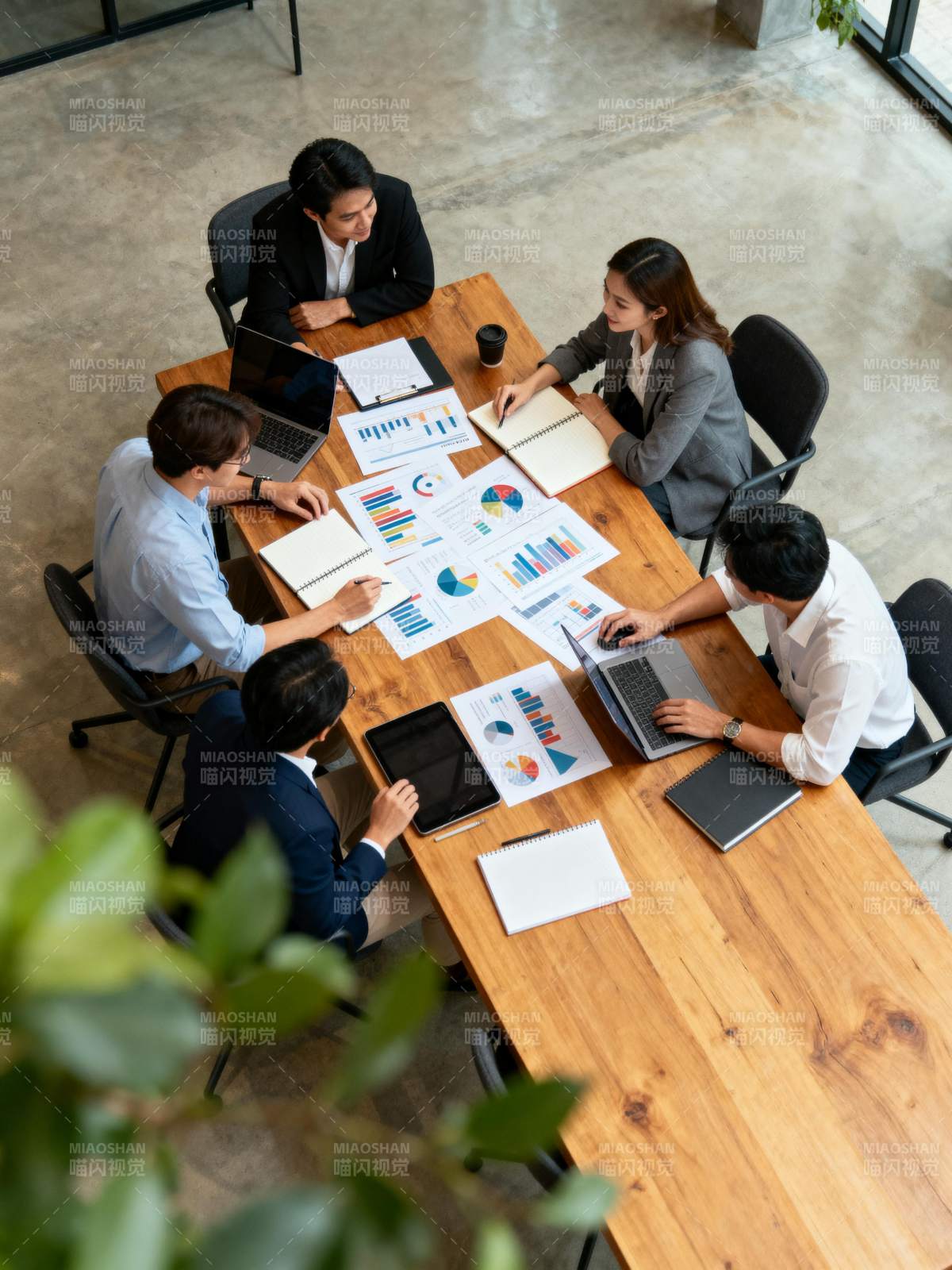 团队会议讨论中图片