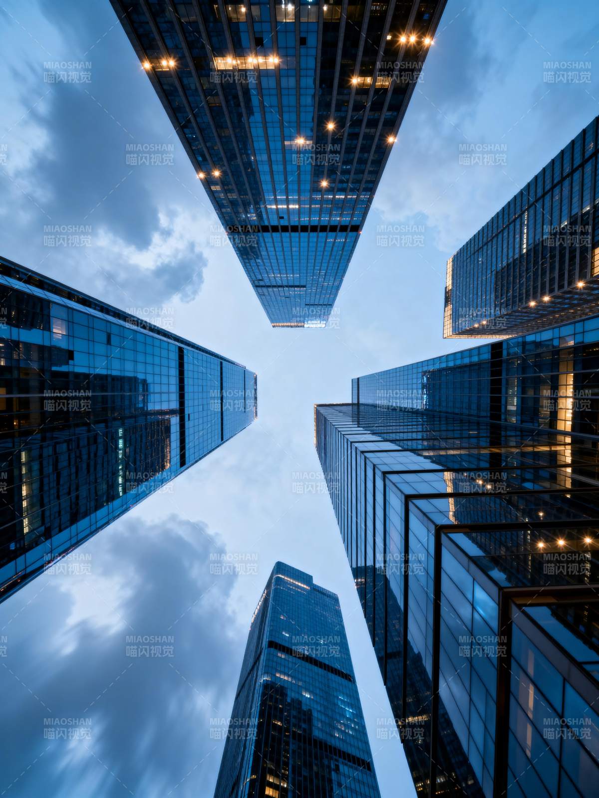 都市夜景仰望图片