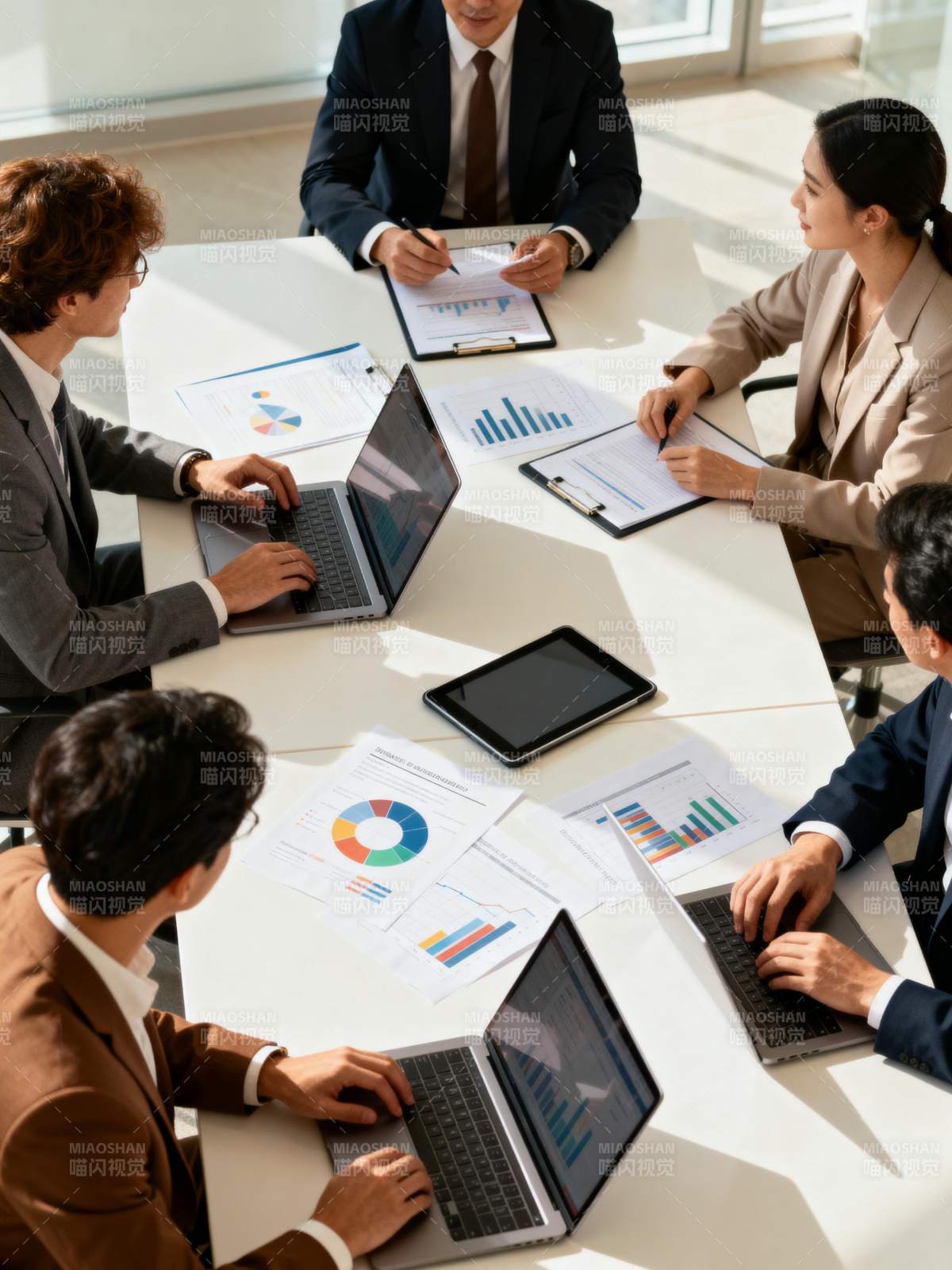 商务会议讨论分析图片