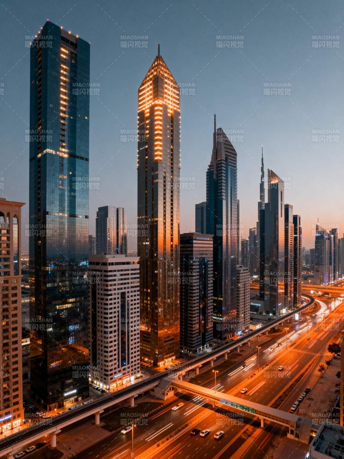 迪拜夜景高楼林立图片