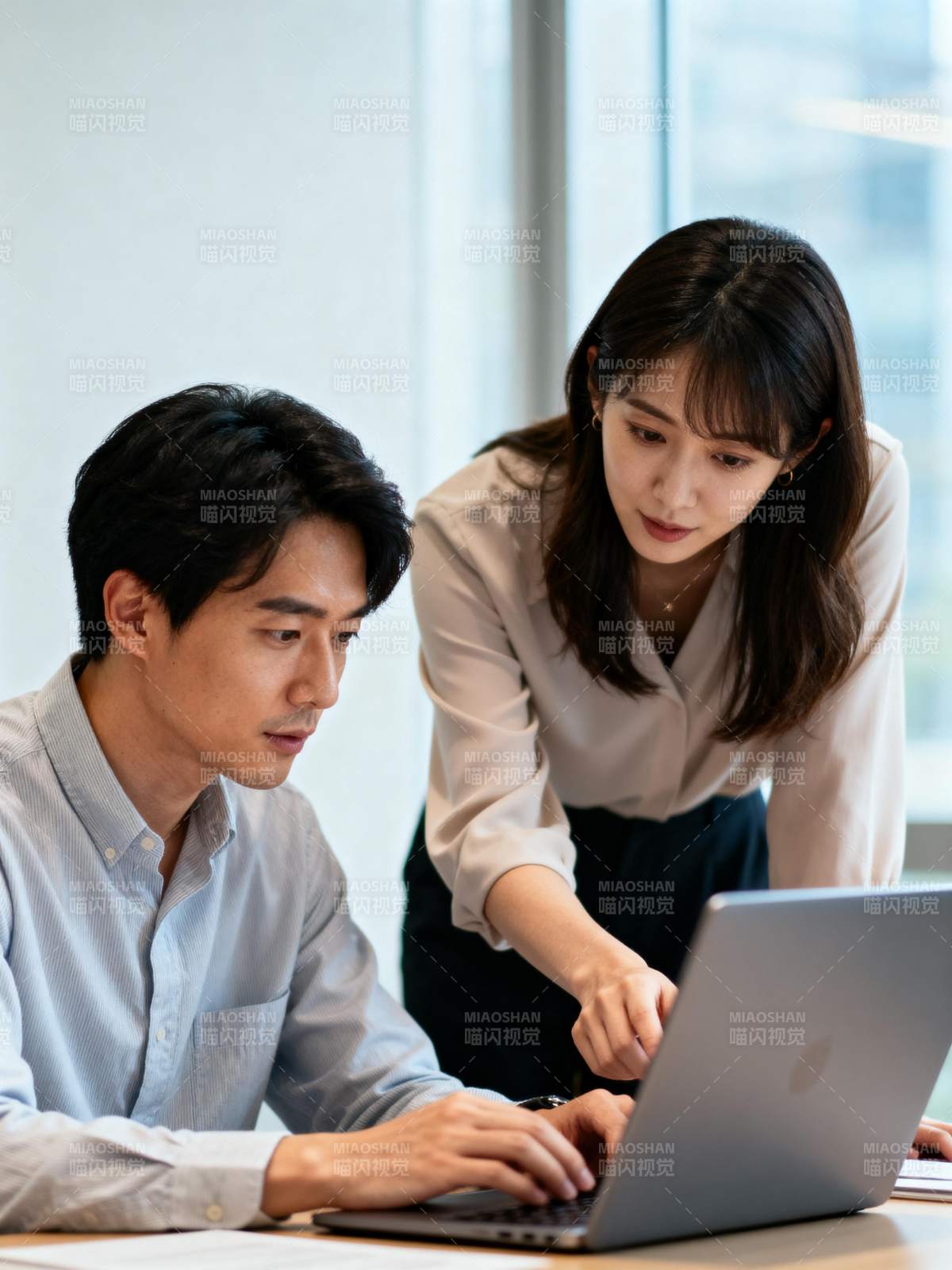 专注协作办公瞬间图片