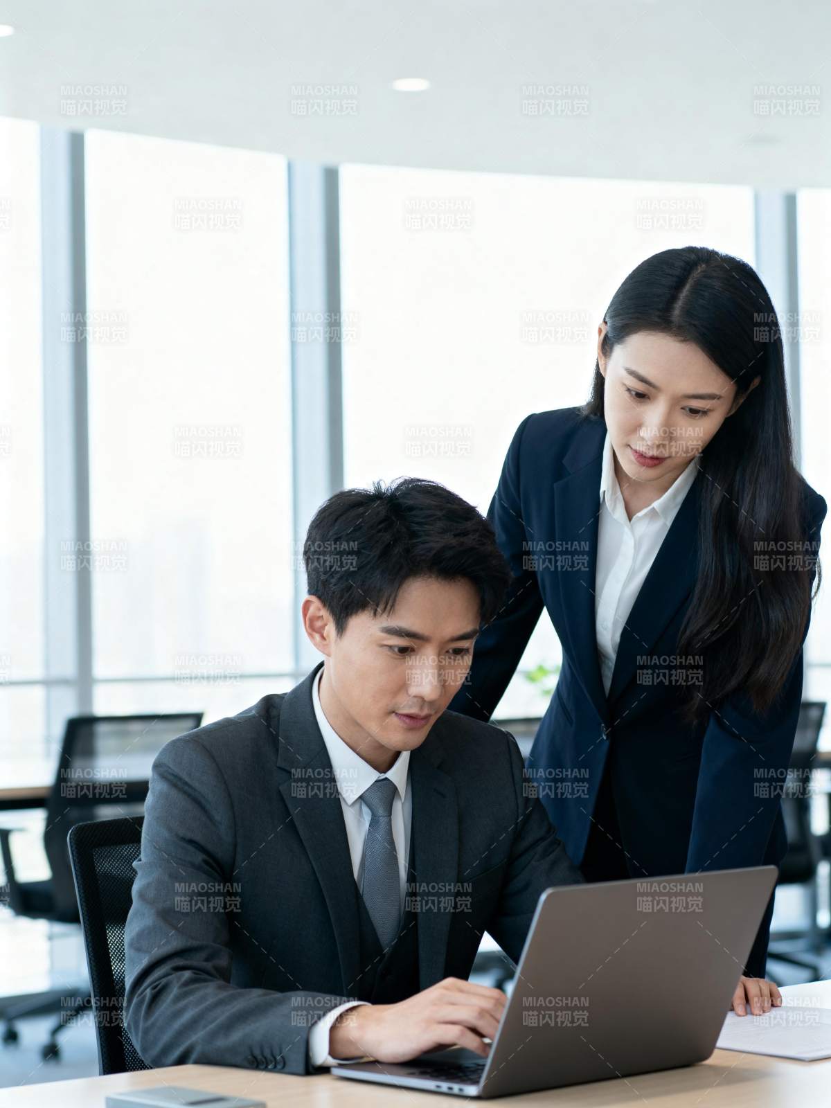 职场协作瞬间图片