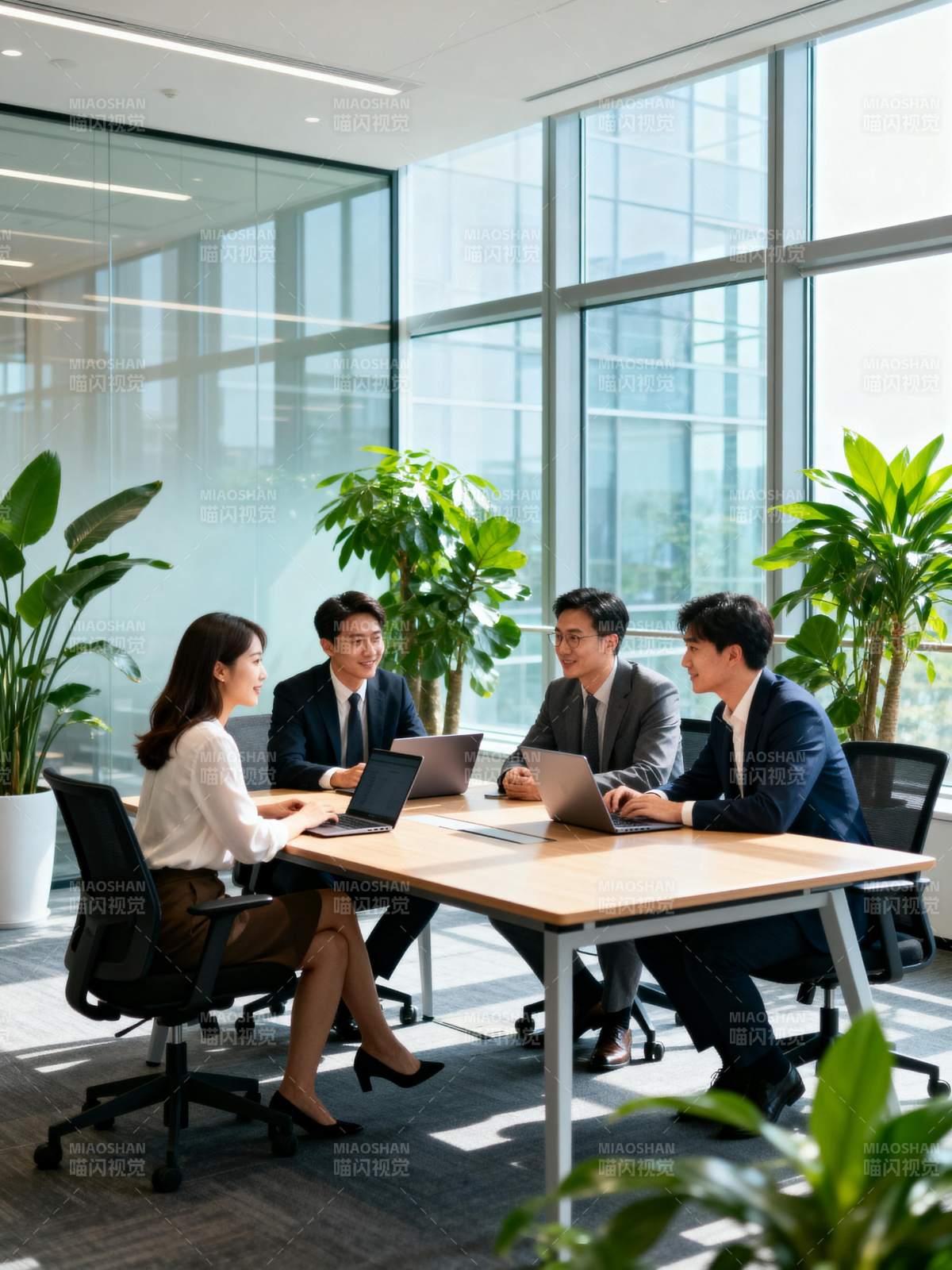 商务会议进行中图片