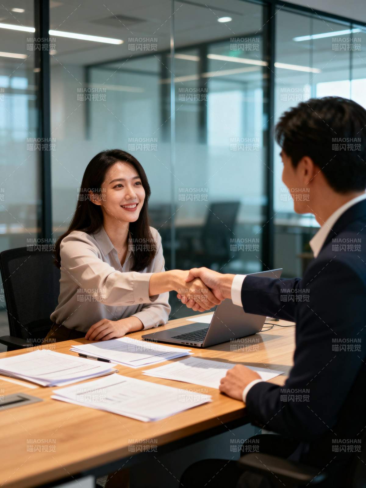 职场握手合作瞬间图片