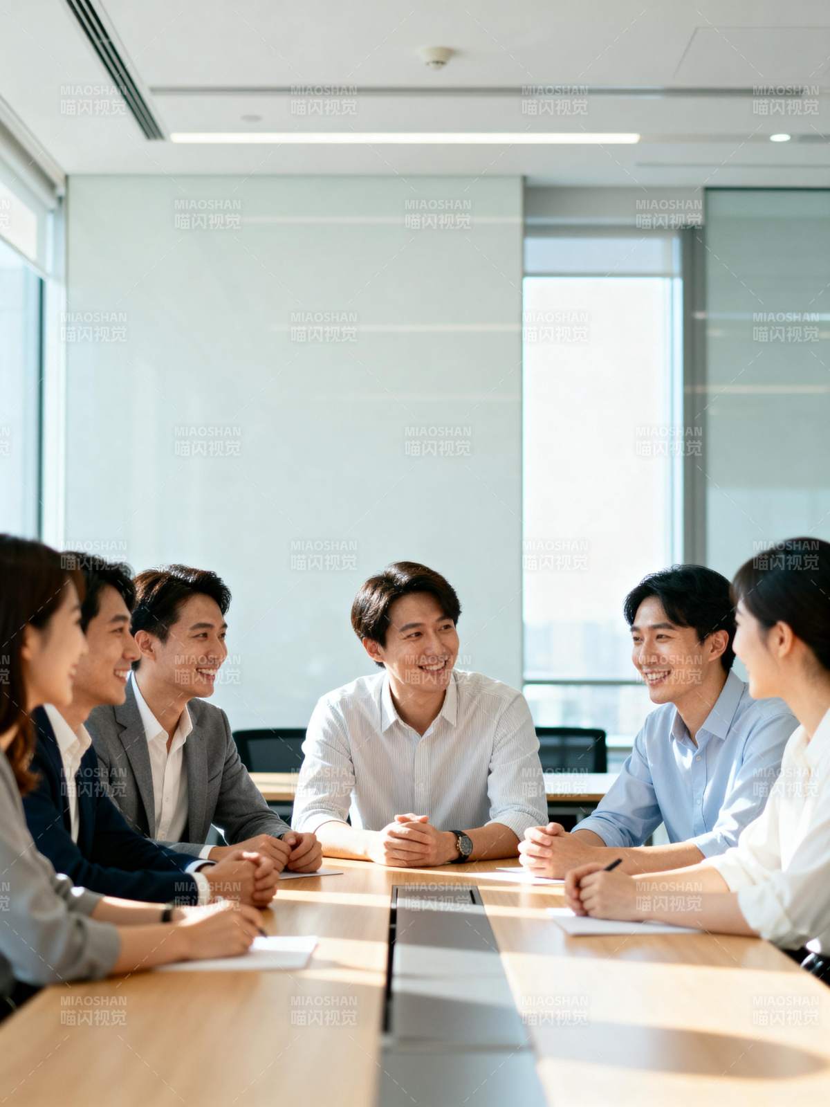 团队会议交流中图片