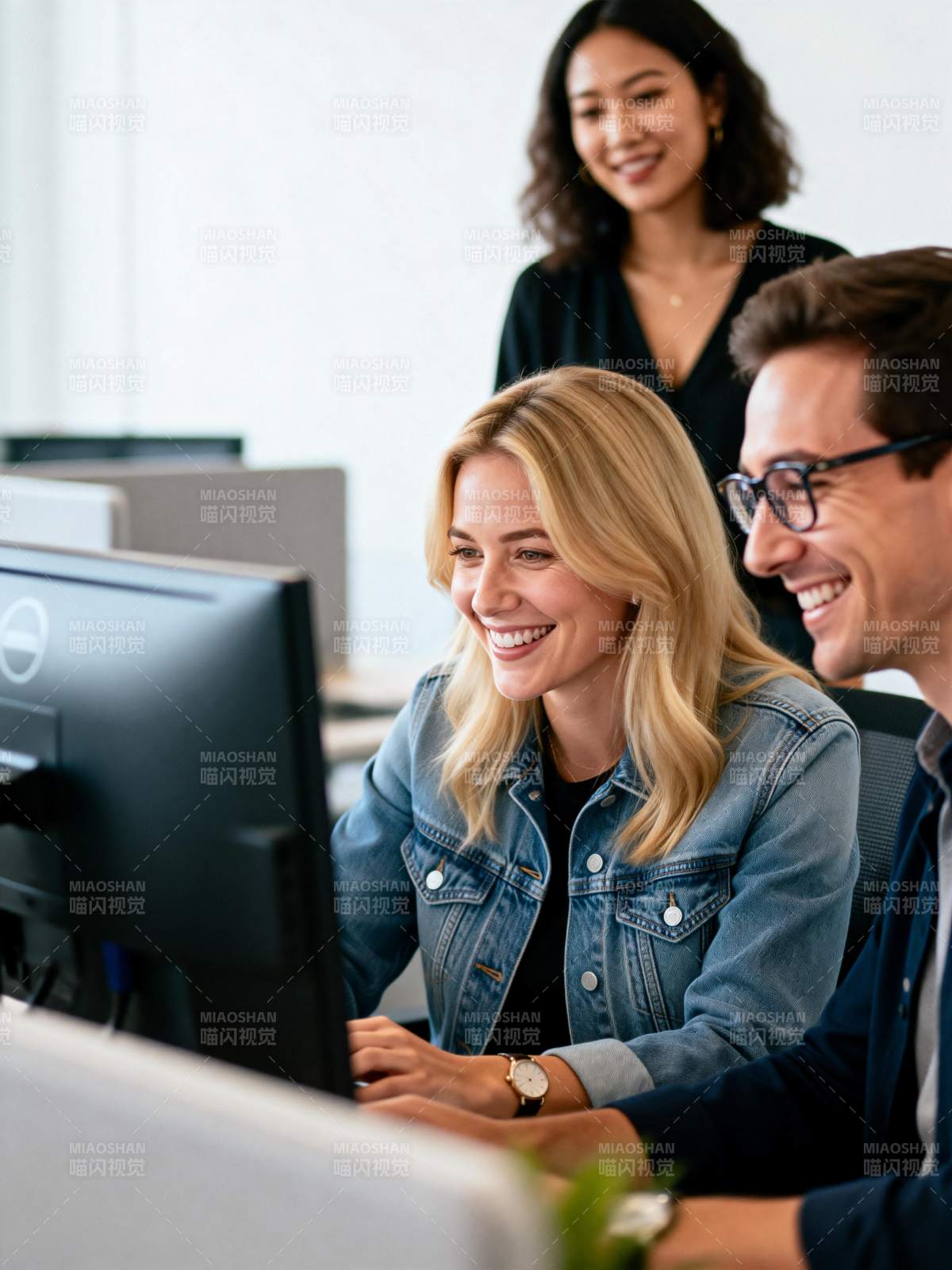 团队协作办公瞬间图片