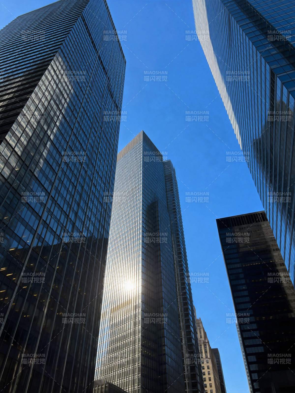 摩天大楼仰望蓝天图片