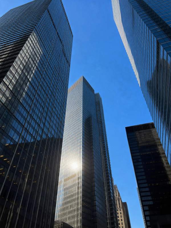 摩天大楼仰望蓝天图片