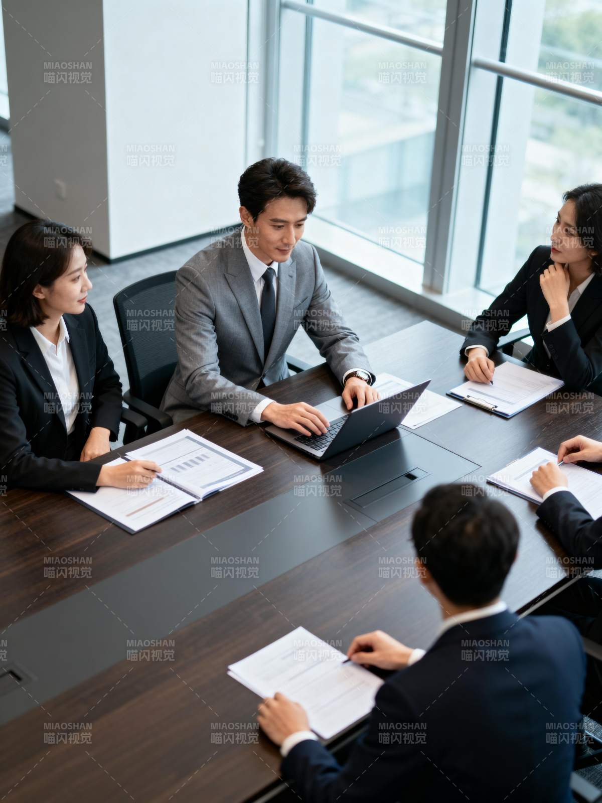 商务会议讨论中图片