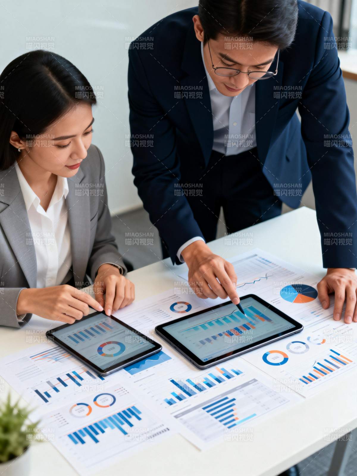 商务人士分析数据图片