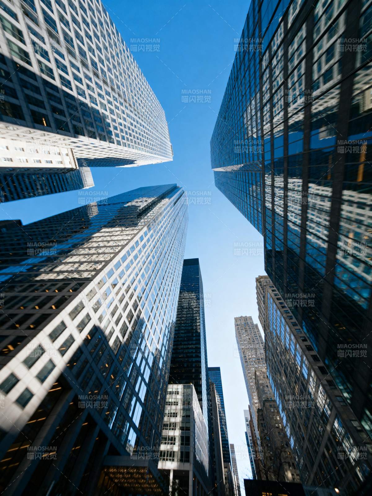 摩天大楼仰视图图片