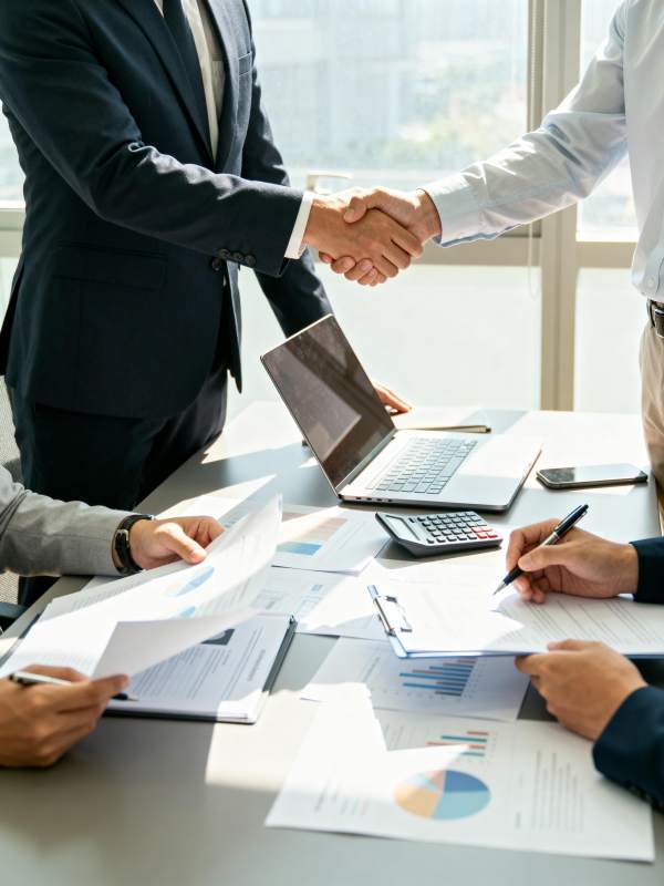 商务握手签约现场图片