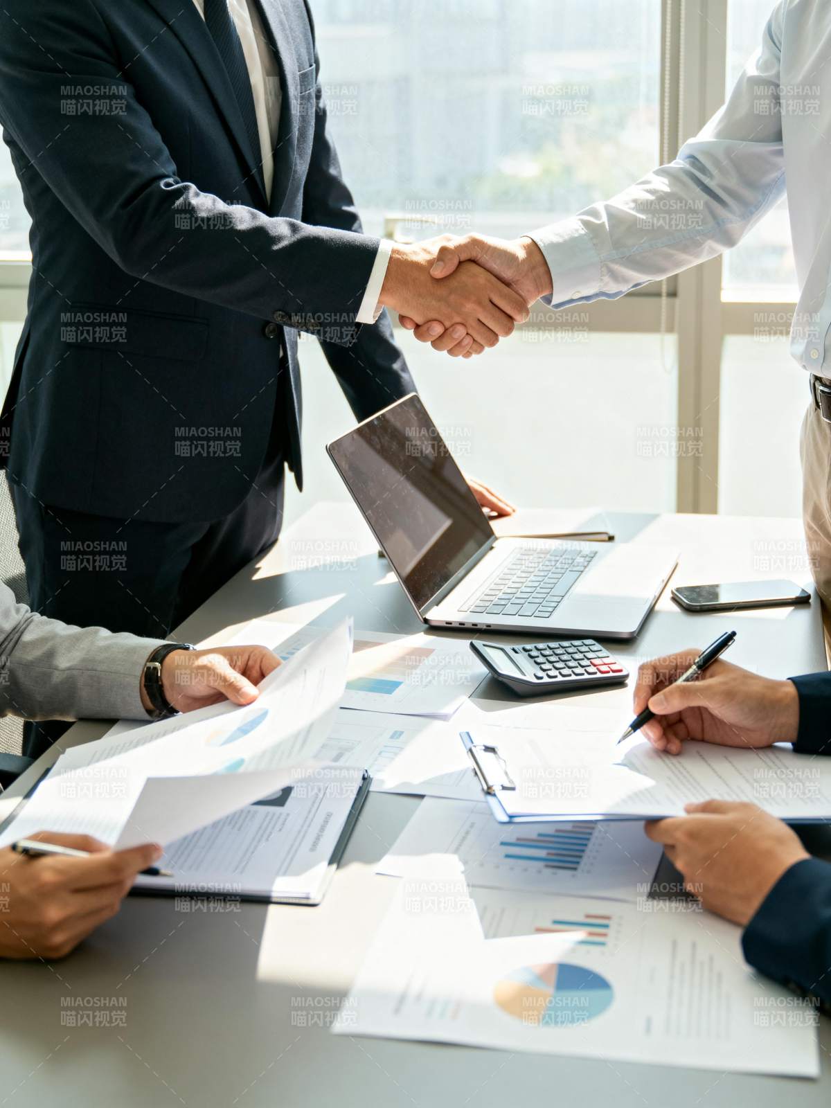 商务握手签约现场图片