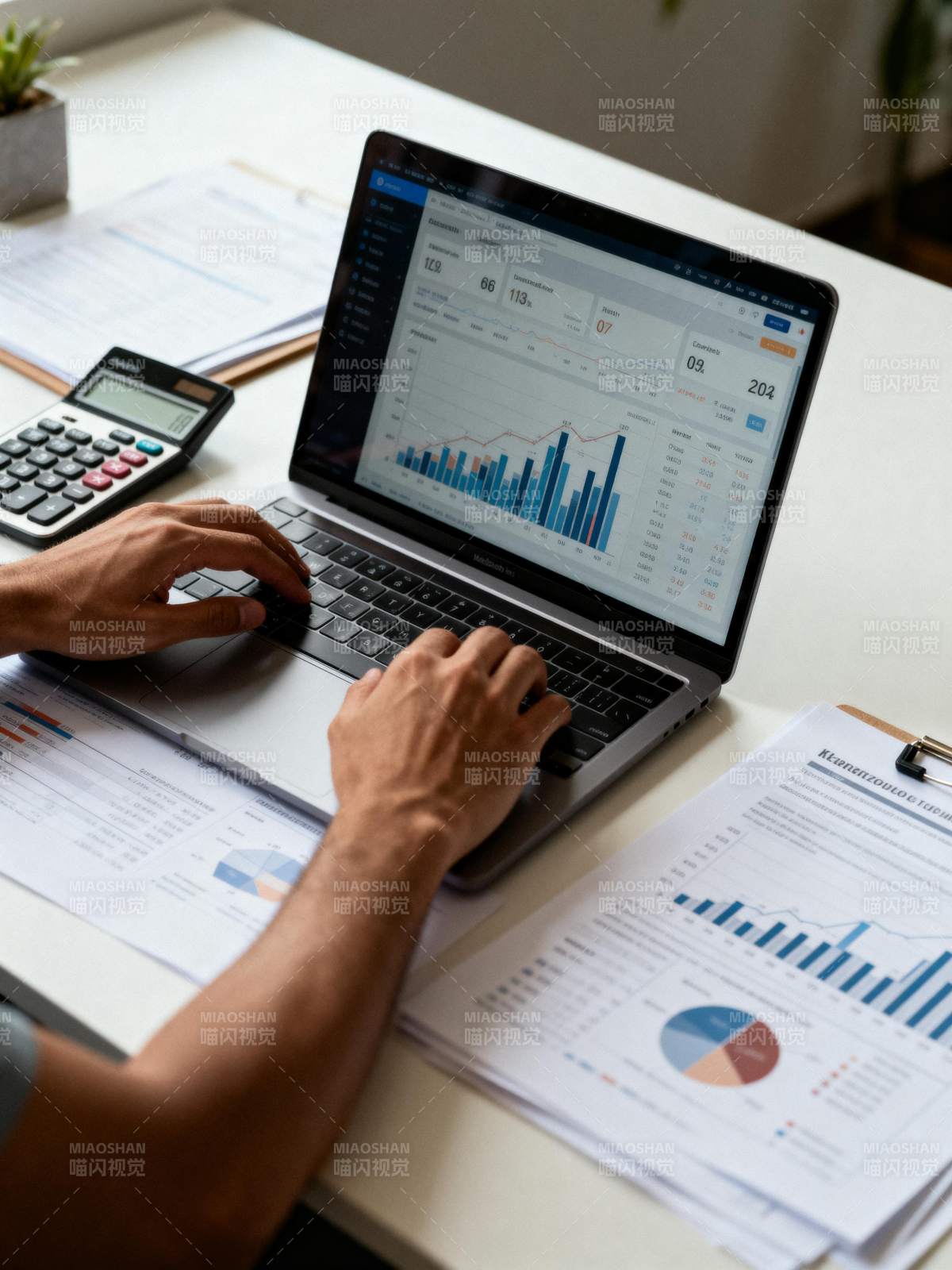 数据分析工作场景图片