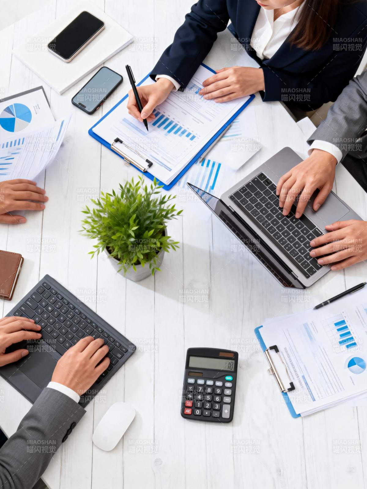 商务会议讨论中图片