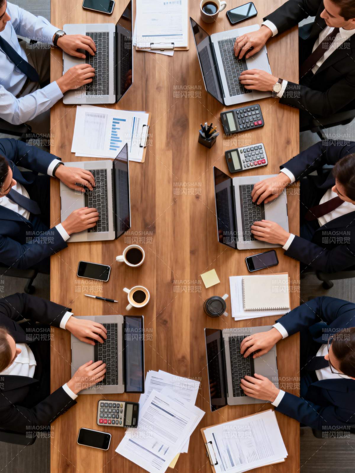 商务会议进行中图片