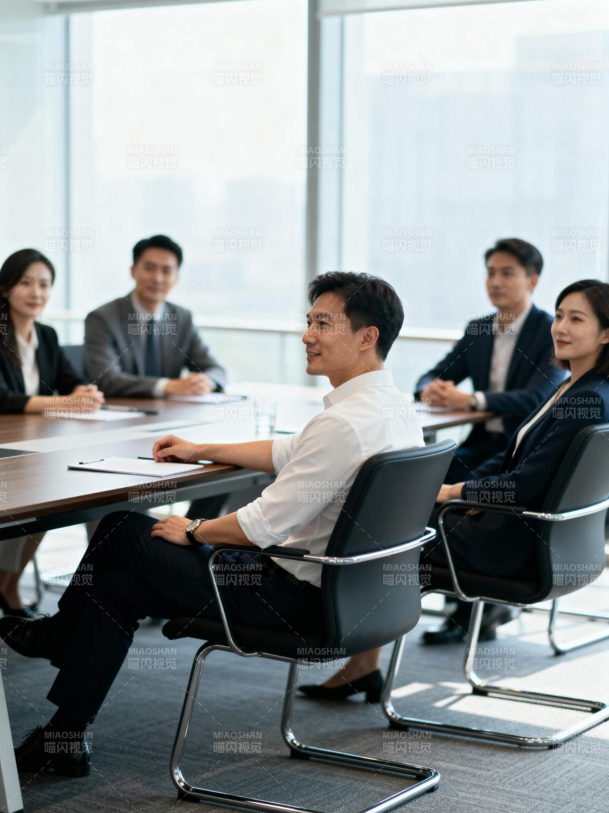 商务会议进行中图片