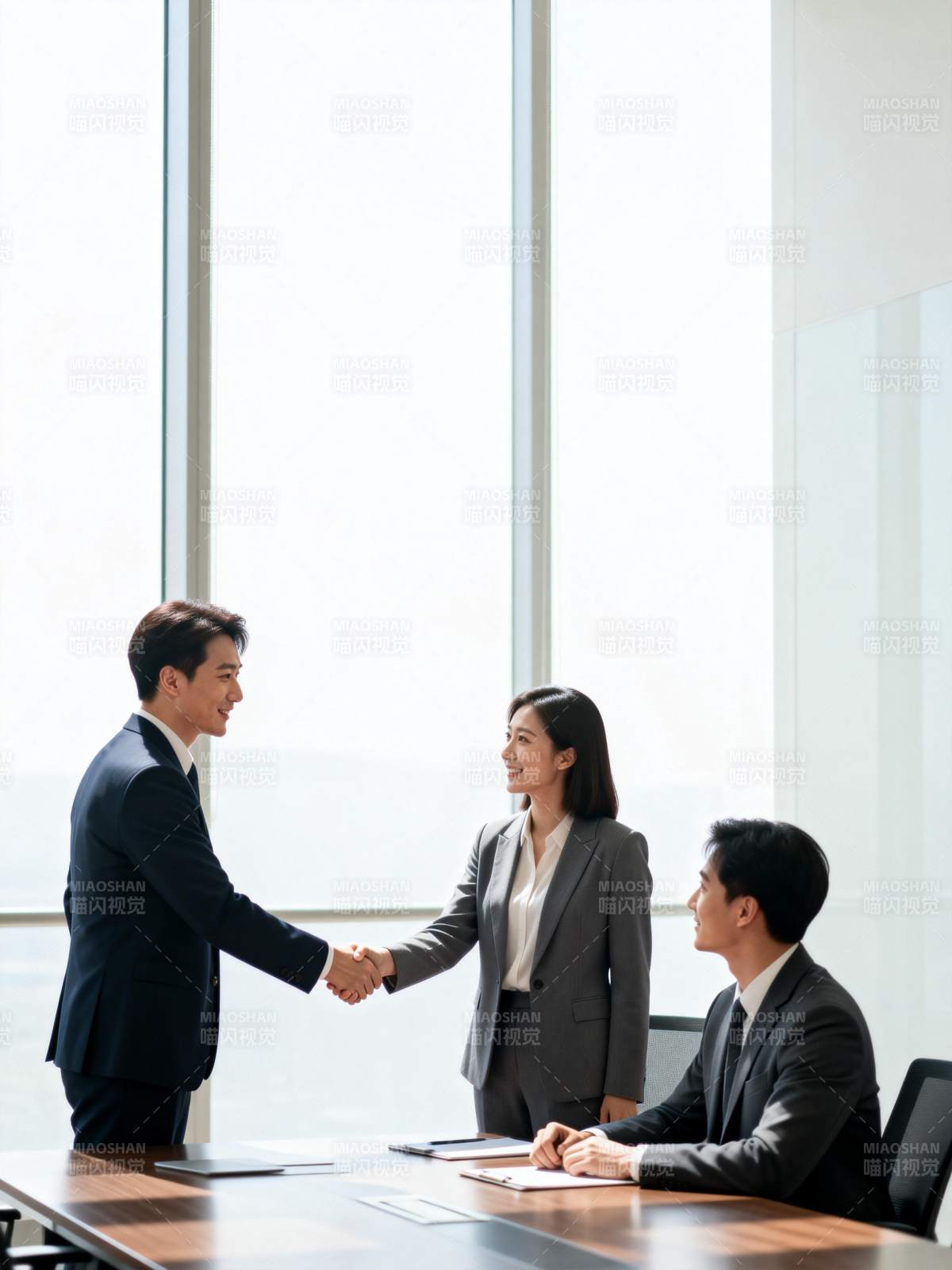 商务握手合作瞬间图片