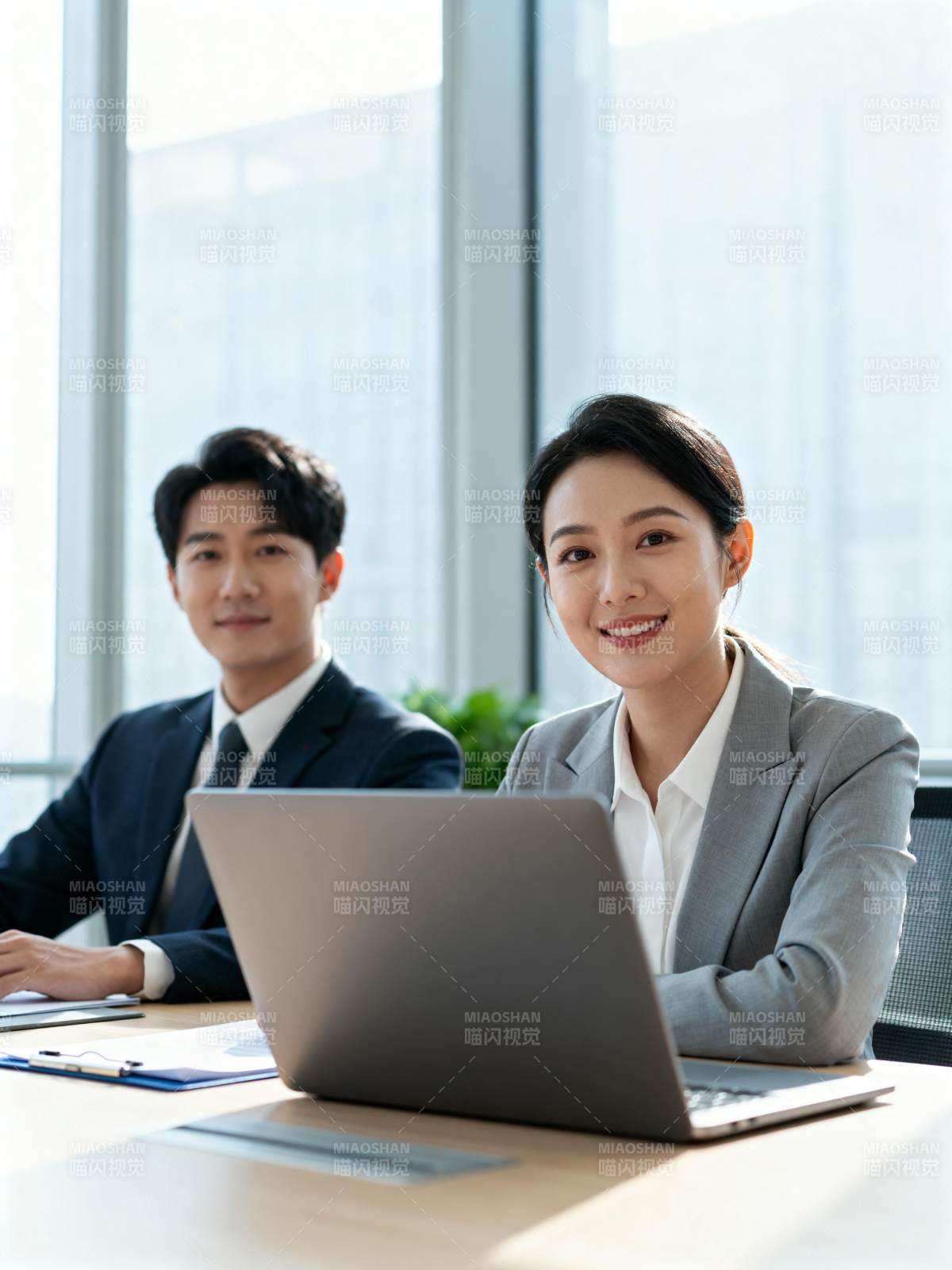 职场双人办公照图片