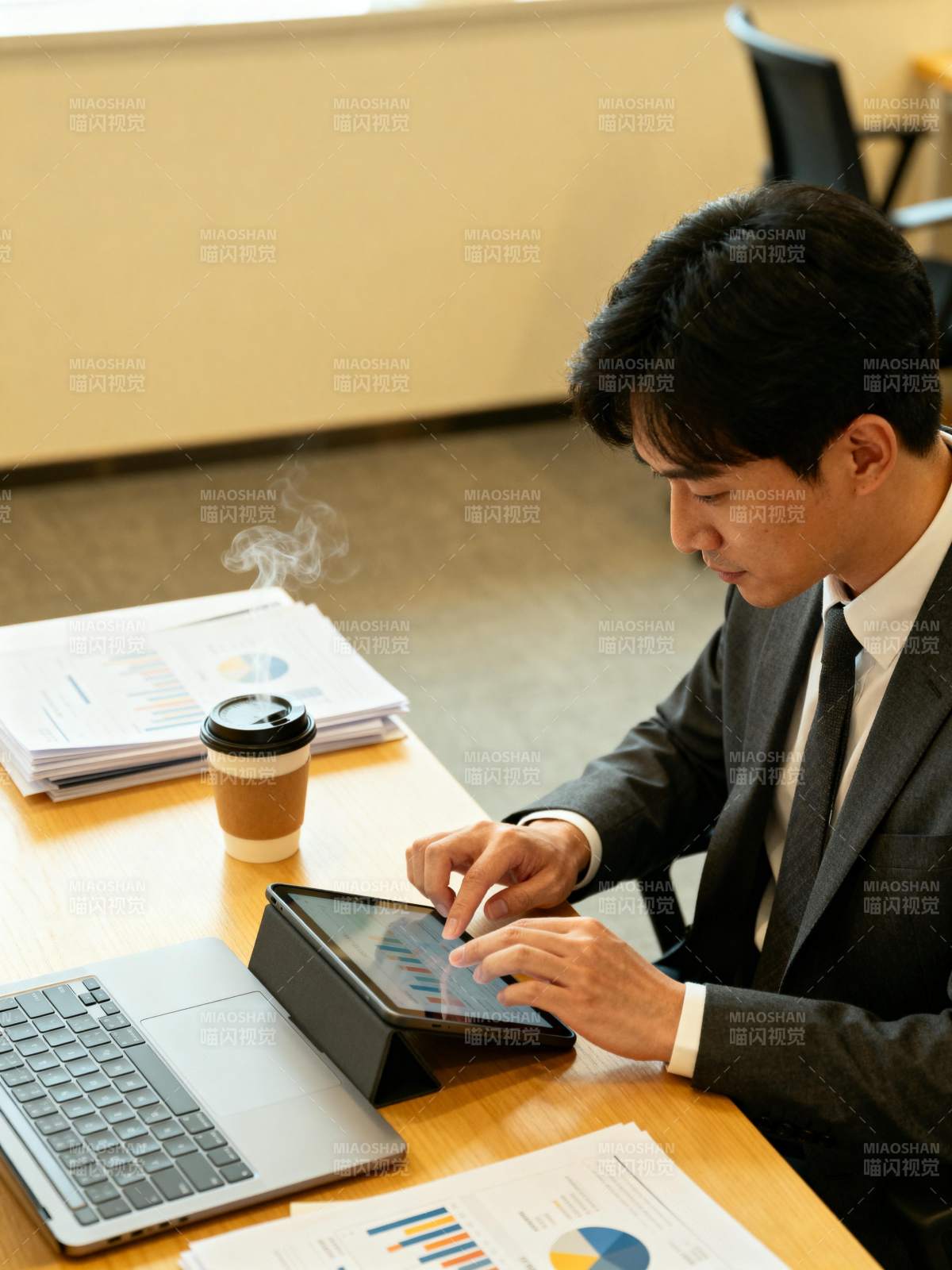 商务人士专注工作图片