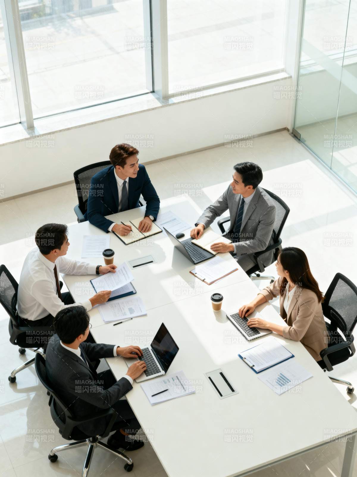 商务会议进行中图片