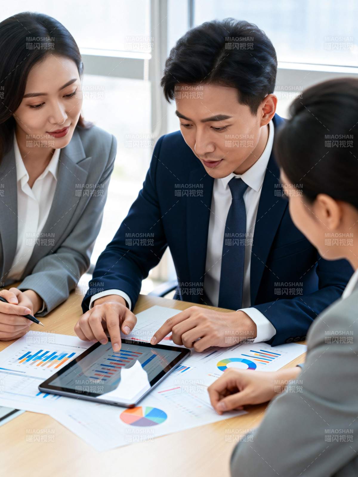 商务团队分析数据图片