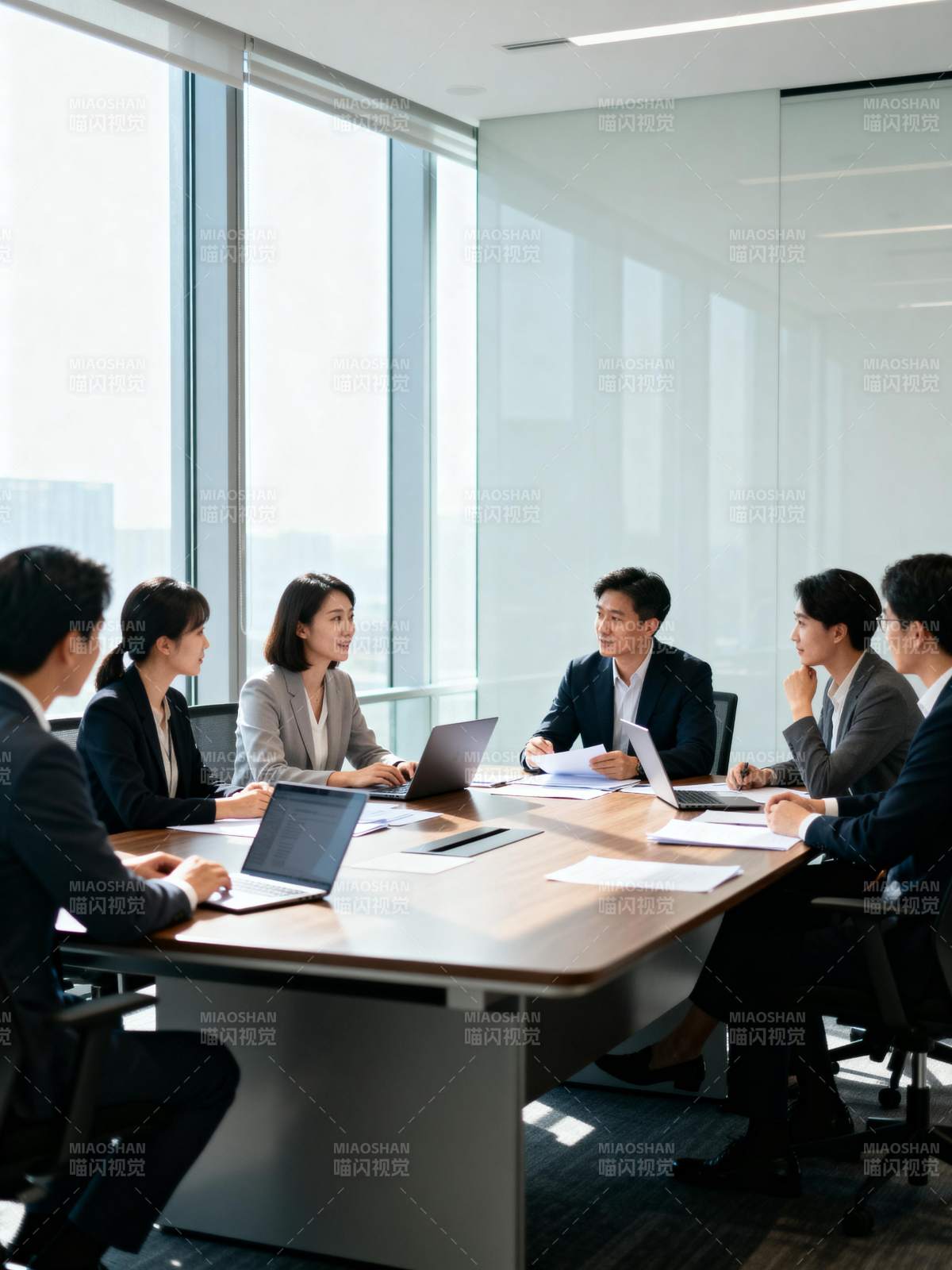 商务会议讨论中图片