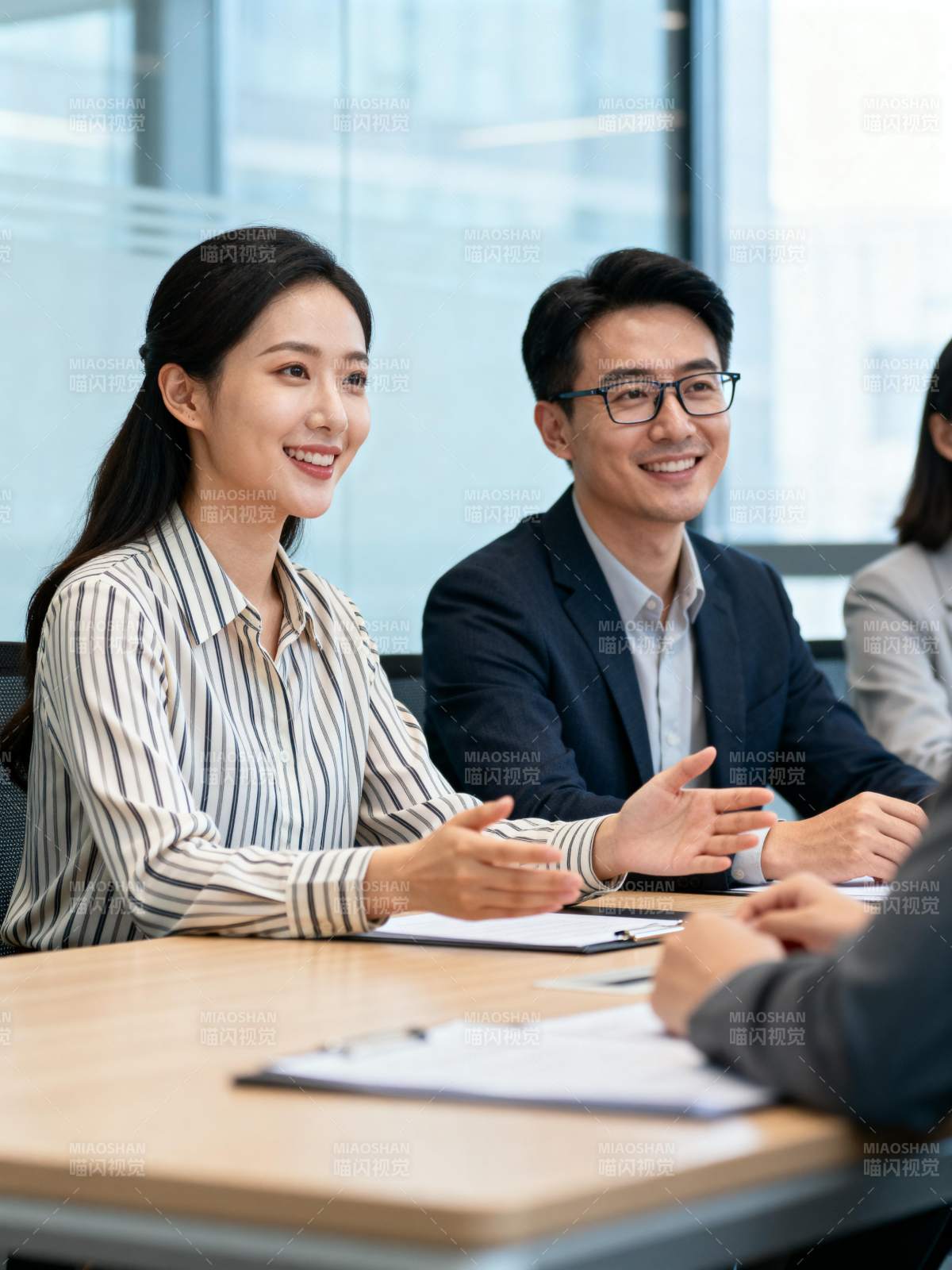 职场交流瞬间图片