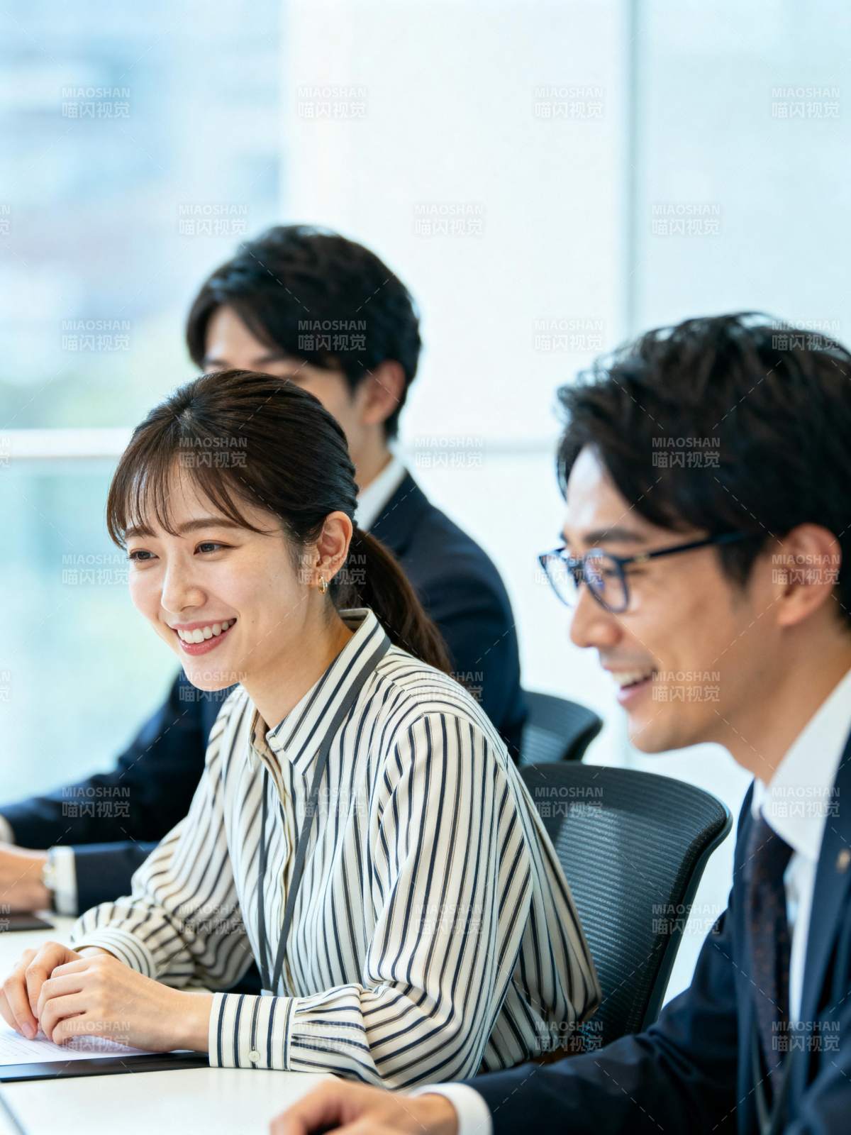 职场会议中的微笑瞬间图片