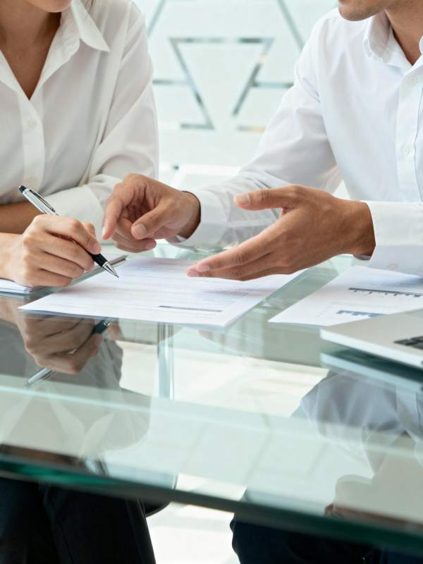 商务洽谈签约现场图片