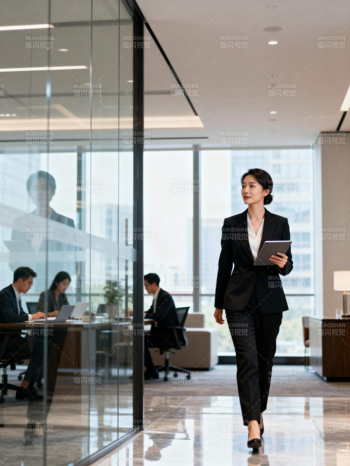 职场女性自信前行图片