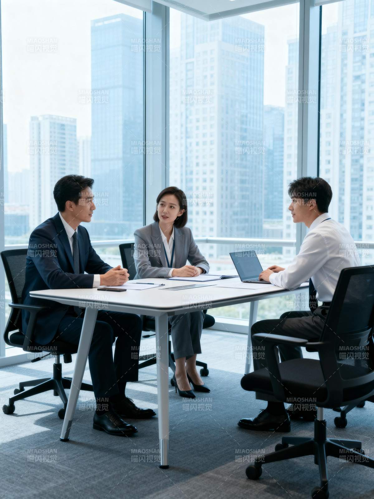 商务会议进行中图片