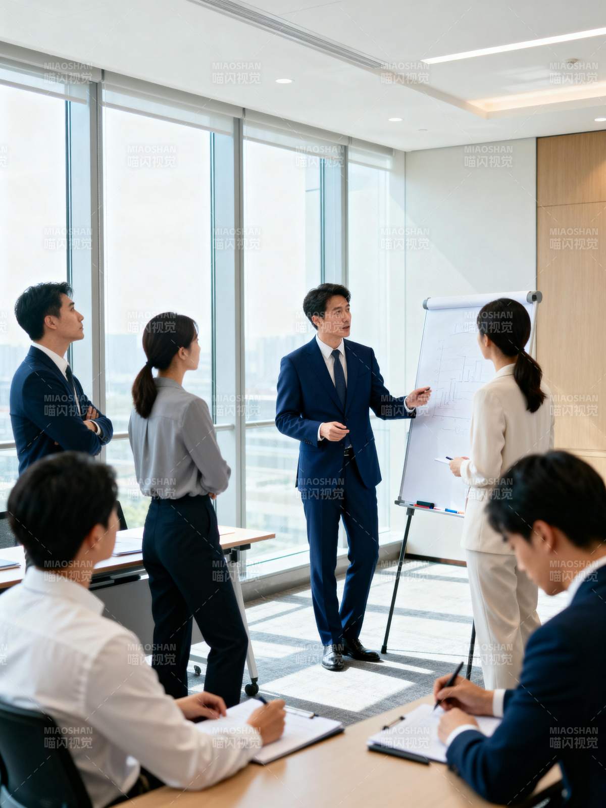 商务会议进行中图片