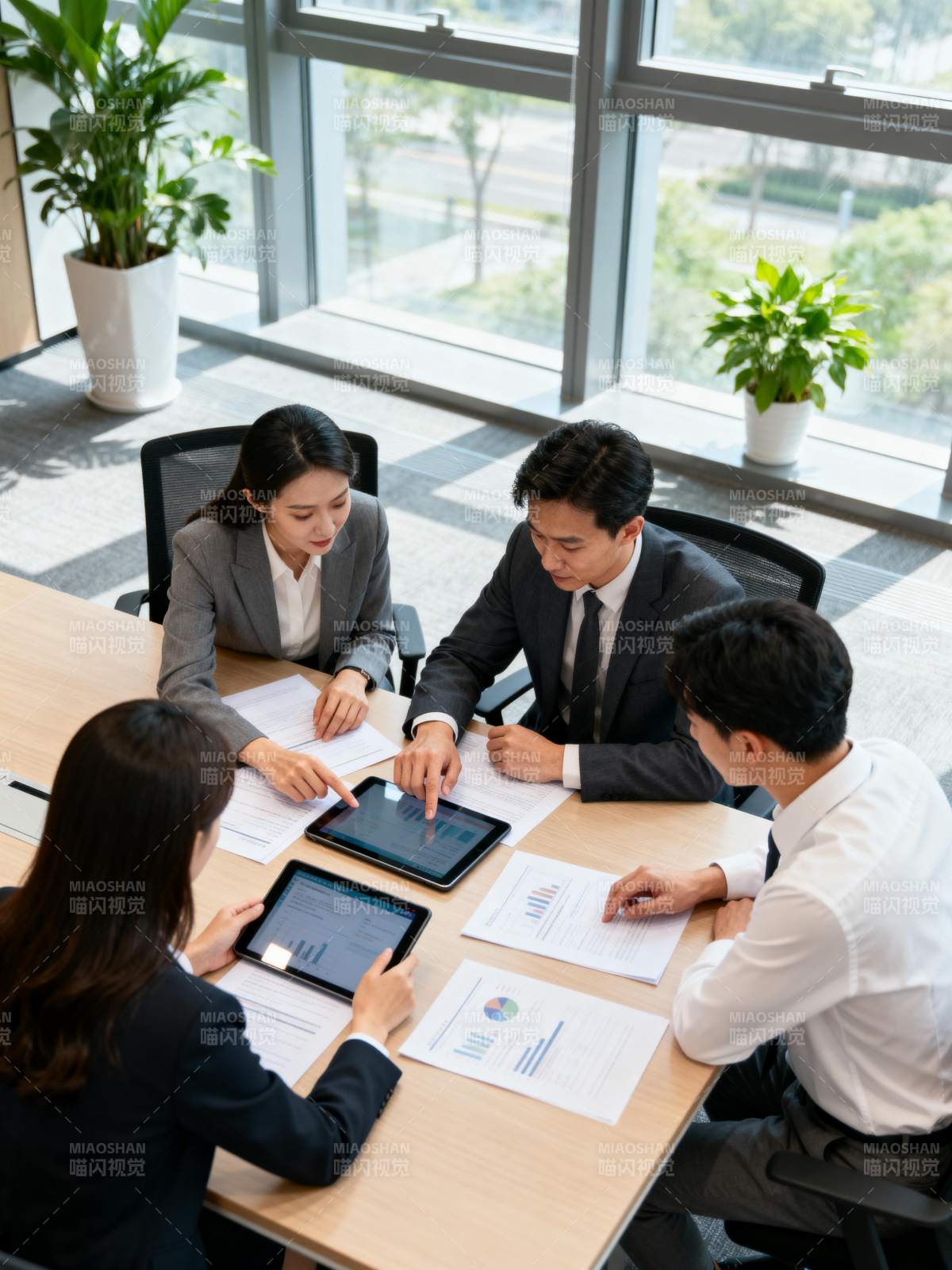 团队会议讨论中图片