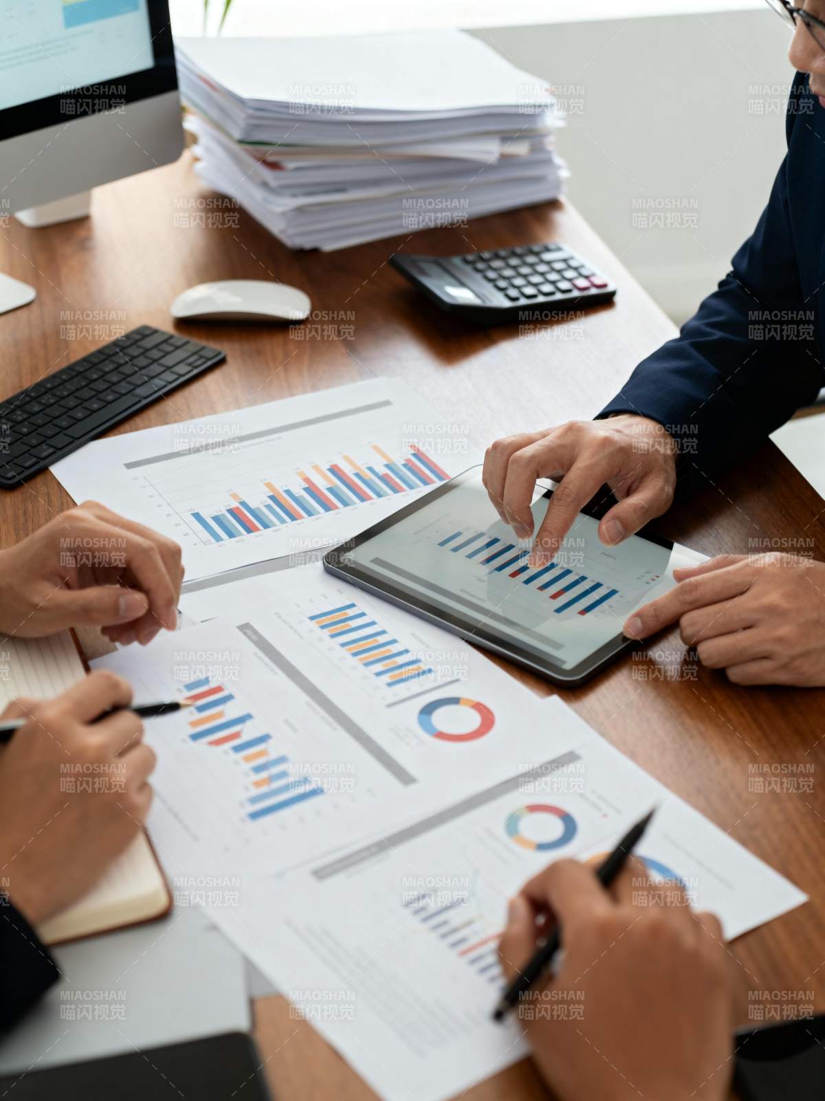 团队分析财务数据图片