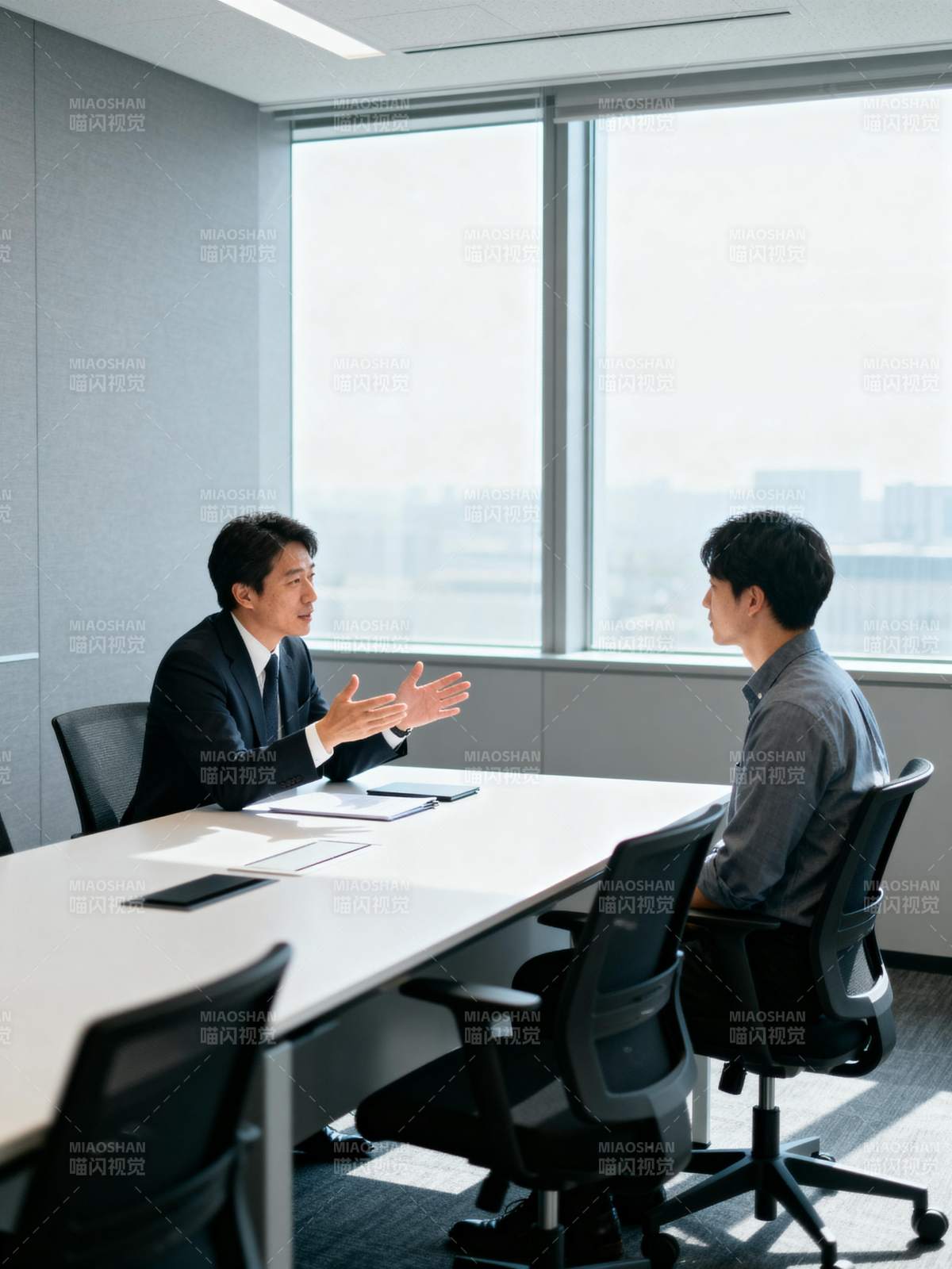 商务洽谈现场图片