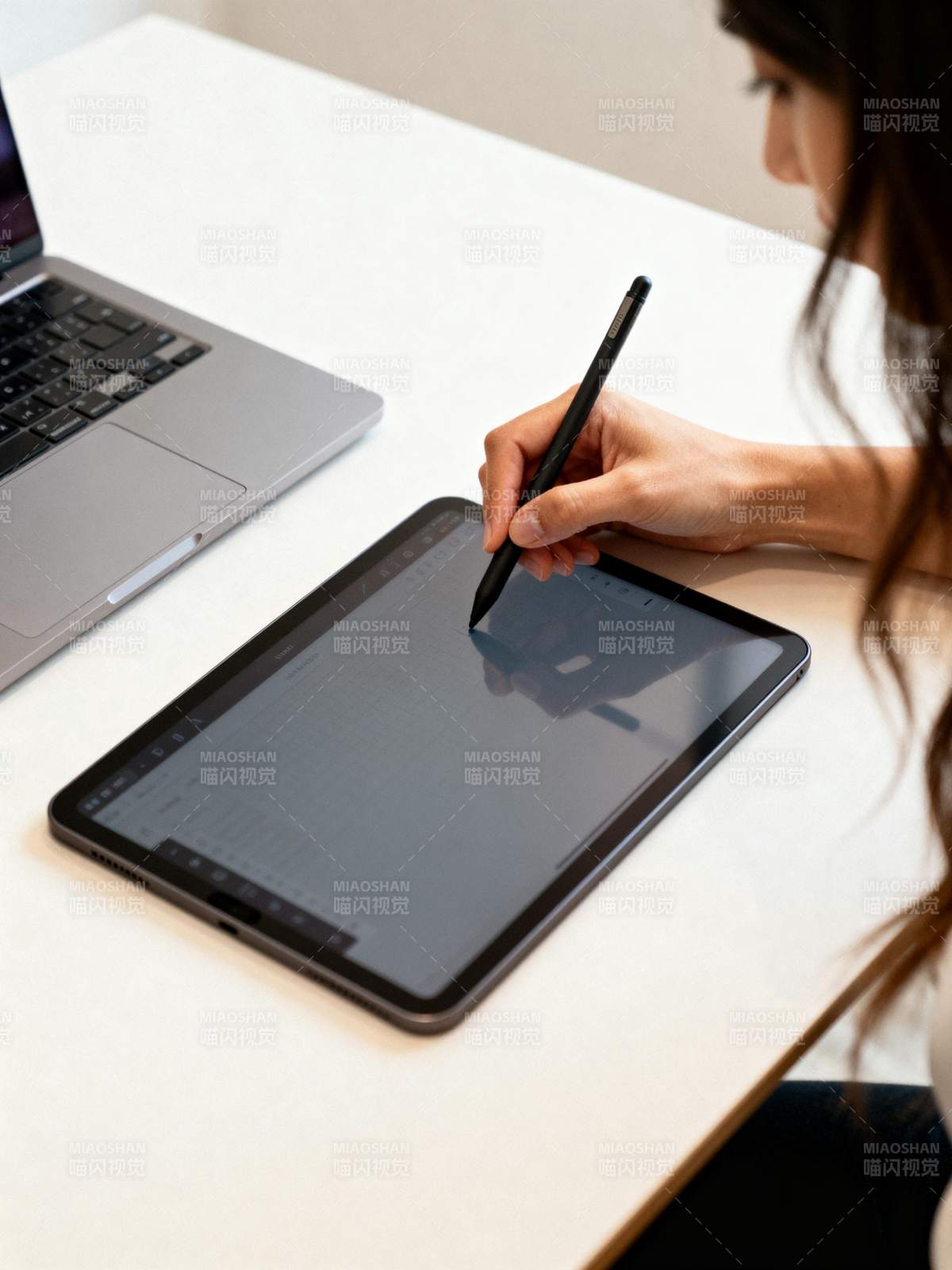 手绘平板创作中图片