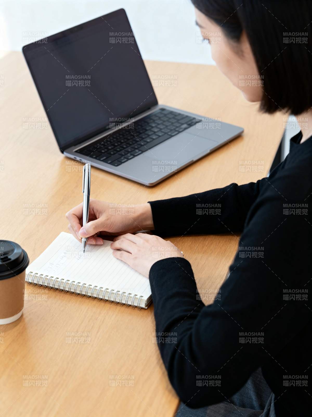 专注工作时刻图片