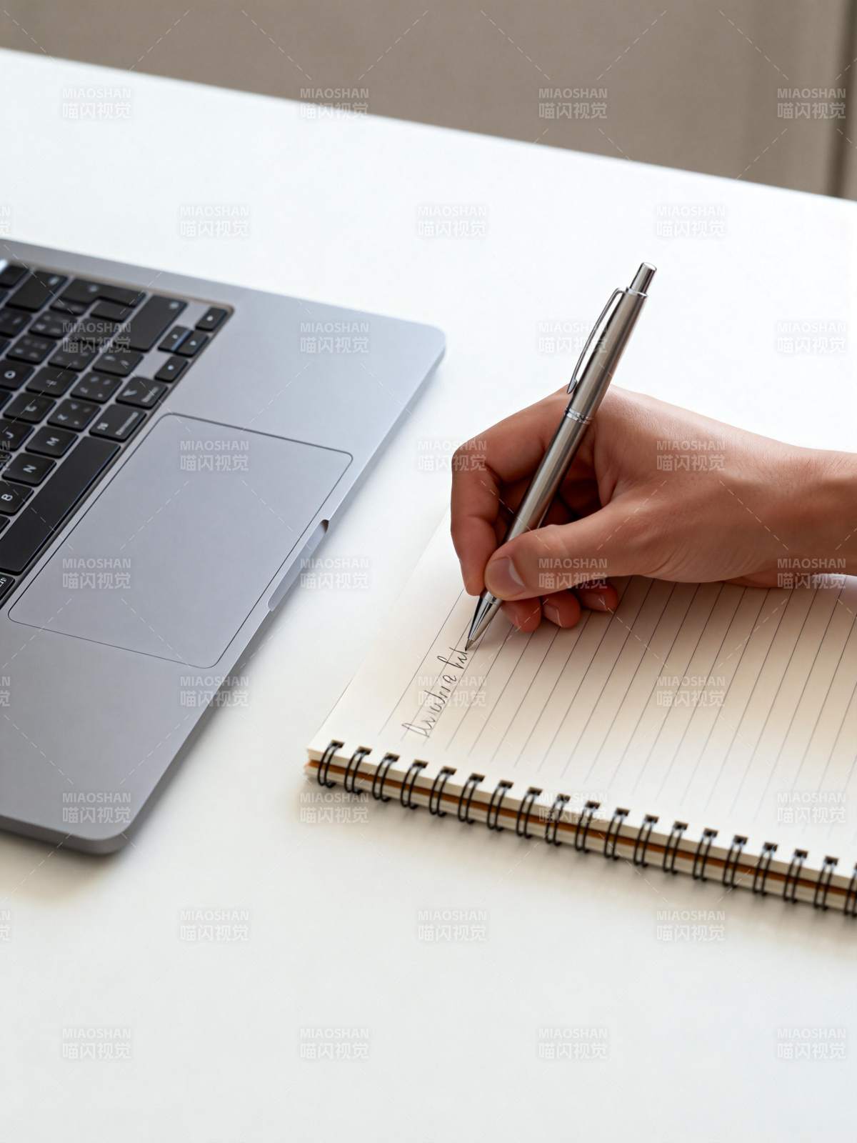 手写笔记与笔记本电脑图片
