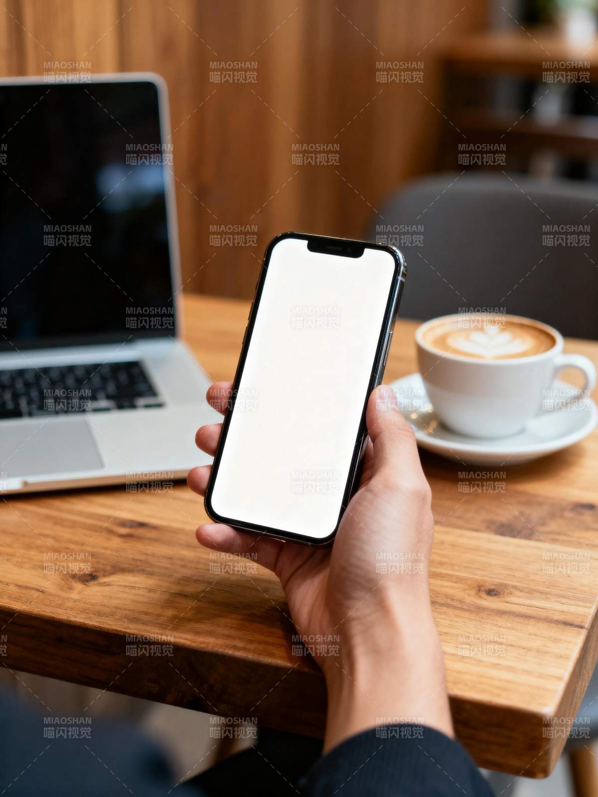 咖啡馆中手持手机图片