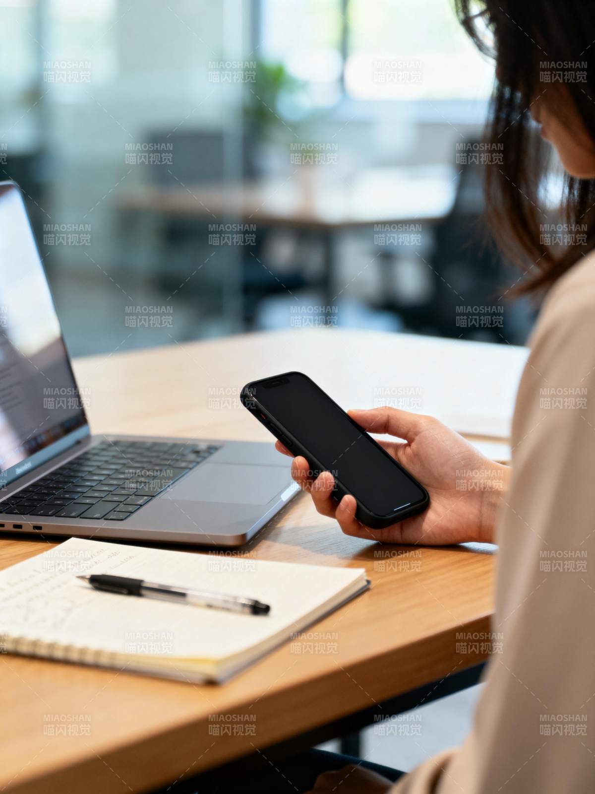 专注办公时刻图片