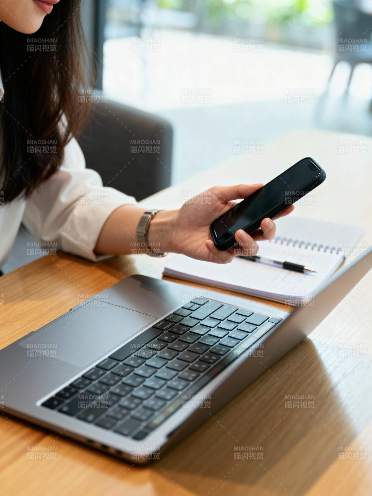 办公桌前专注工作图片