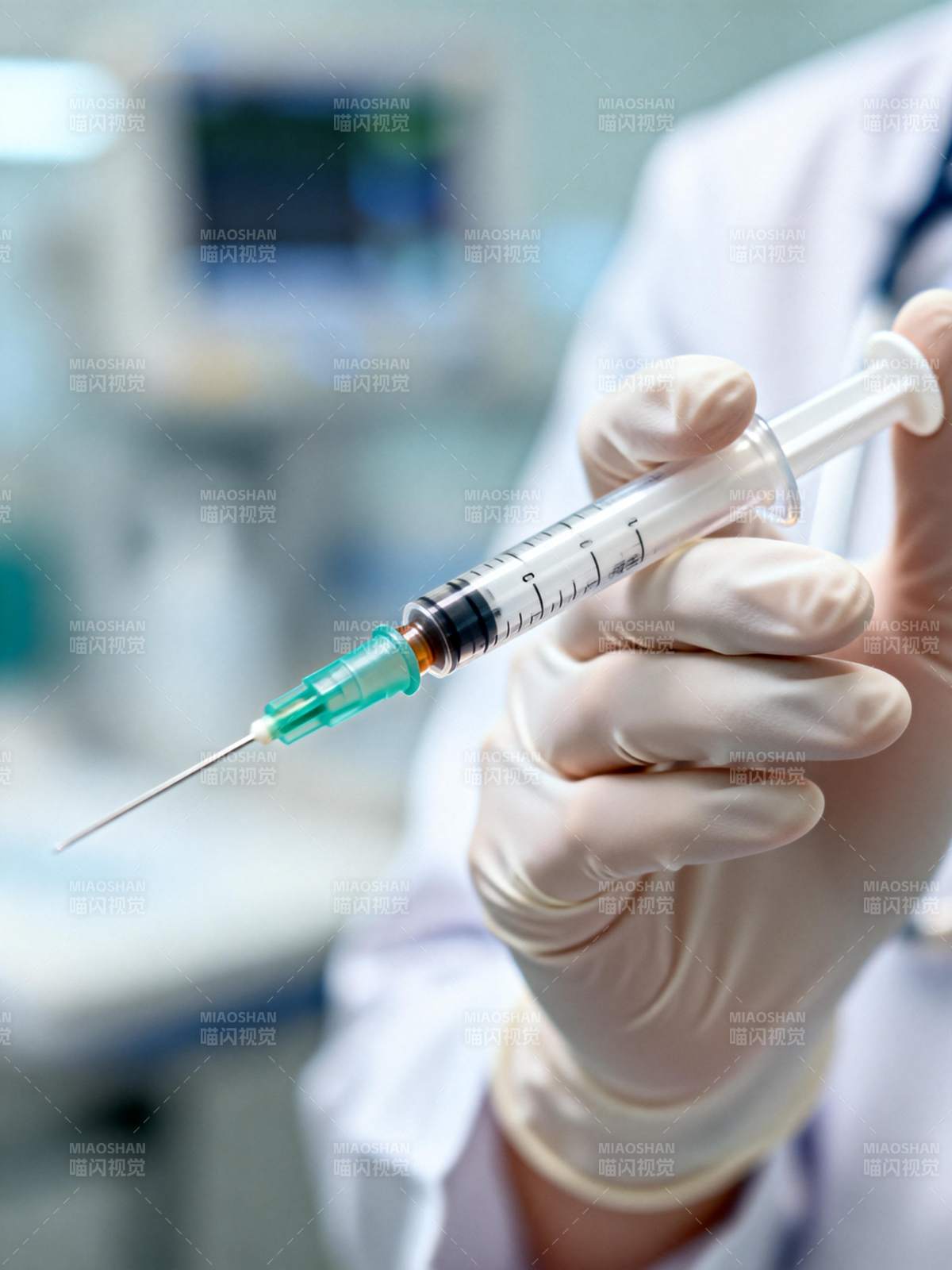 医生手持注射器图片