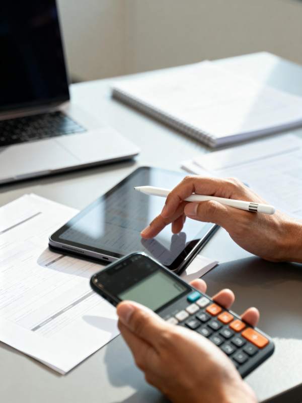 办公桌上的财务计算图片