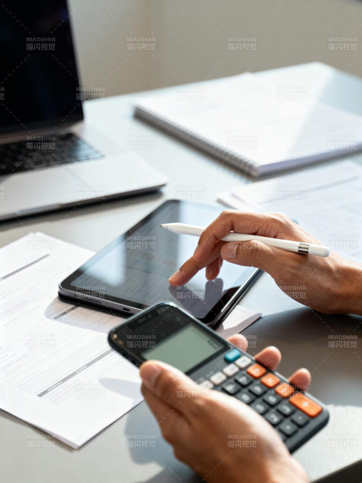 办公桌上的财务计算图片