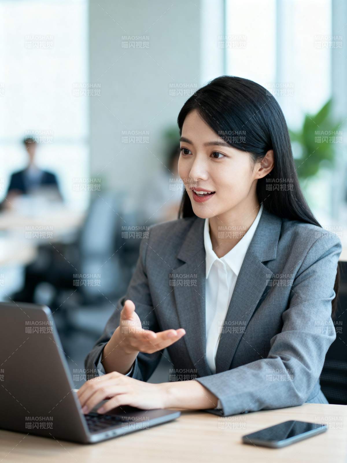 职场女性专注工作图片